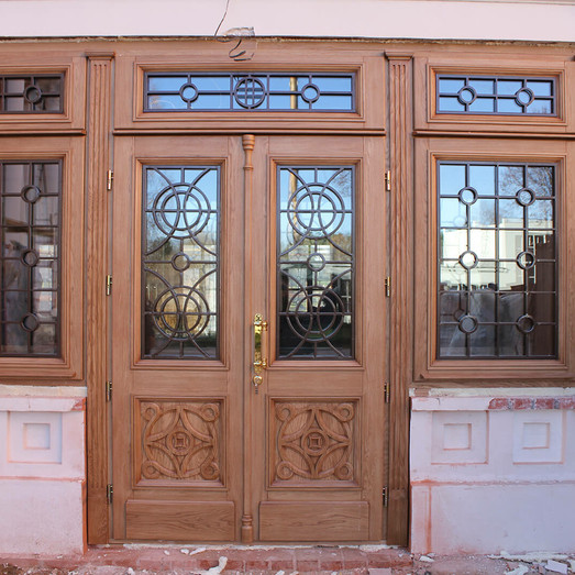 Входные двери с элементами резьбы, ковки и гальванопластики