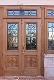Входные двери с элементами резьбы, ковки и гальванопластики