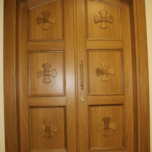 Внутренние двери с элементами резьбы, ковки и гальванопластики