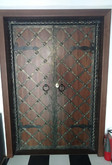 Входные двери из массива с кованым армированием