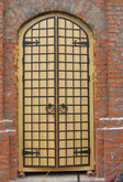 Входные двери с коваными створками