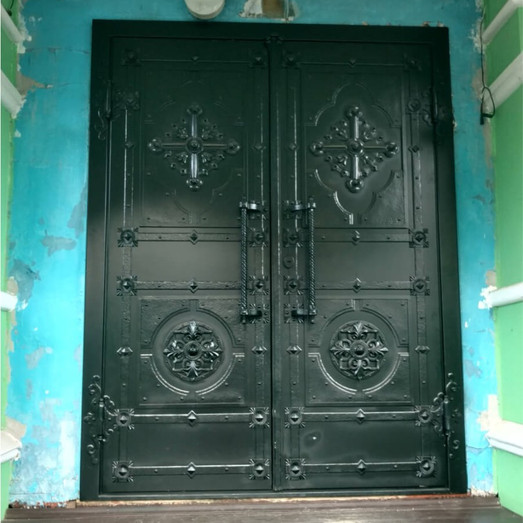 Наружные двери из массива с отделкой металлом