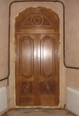 Наружные двери с фрамугой и резьбой